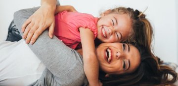 Uşaqlarınıza nə qədər çox sarılsanız o qədər çox ağıllı olarlar Araşdırma