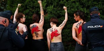 Madriddə femin fəallar diktator Franko tərəfdarlarının yürüşünə etiraz edib