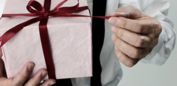 Həm də onların hamısı buna layiq deyil.   