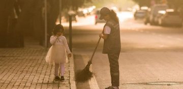 Süpürgəçi anasıyla işə gedən qızcığaza TƏBİB yetişdi 