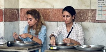 Tehranda hicabsız səhər yeməyi yeyən bu qızlar həbs olunub